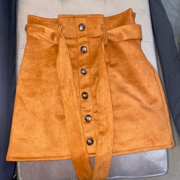 Khaki skirt with a belt - Picture 2 of 3